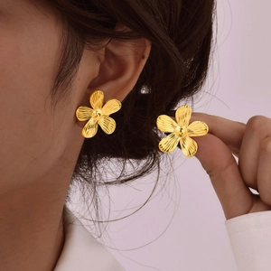 Elegante goldene Blumenstecker mit gebürsteter Metallstruktur und zentraler Perle
