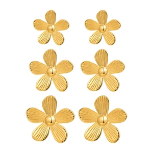 Goldene Edelstahl Blumen-Ohrringe im Set mit drei Größen und radialer Textur auf weißem Grund