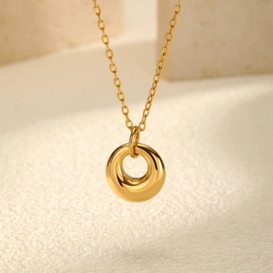 Collier Pendentif Anneau Géométrique en Acier Inoxydable Plaqué Or 18K Bijoux Minimalistes Chaîne de Clavicule pour Femme