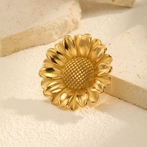 Broche tournesol exquise plaquée or 18 carats avec pétales métalliques en relief 3D