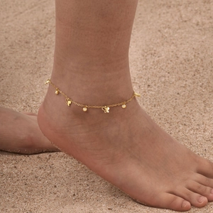 Makro-Detail des goldenen Schmetterlings-Fußkettchens mit Zirkonia-Akzenten