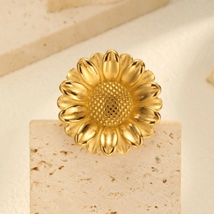 Vue macro détaillée de la broche tournesol plaquée or 18 carats avec texture fine