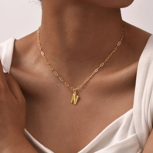 Collier chaîne trombone plaqué or 18 carats avec pendentif lettre N en relief 3D
