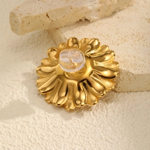 Détail du dos de la broche marguerite en or 18 carats avec métal lisse et bouchon silicone