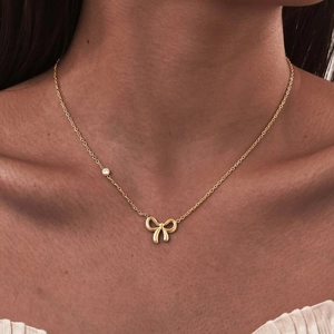 Collier en acier inoxydable plaqué or 18K avec pendentif nœud et détail en zircon brillant