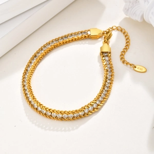 Détail de la chevillère plaquée or 18 carats avec chaîne tressée et zircons blancs