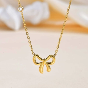 Collier Pendentif Nœud Papillon en Acier Inoxydable Minimaliste pour Femmes Élégant Plaqué Or Strass Bijoux Cadeau