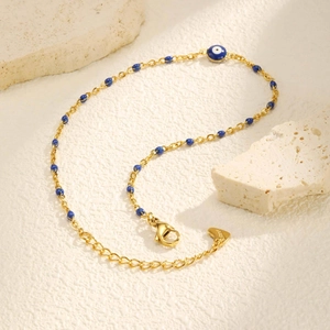 Détail de la chevillère en acier inoxydable avec oeil maléfique et perles bleues