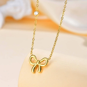 Détail du collier à nœud papillon en or 18 carats avec une pierre de zircone claire