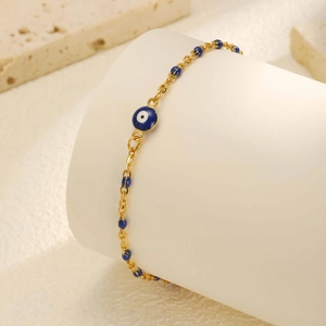 Vue détaillée de la chevillère œil protecteur dorée avec perles bleues sur support