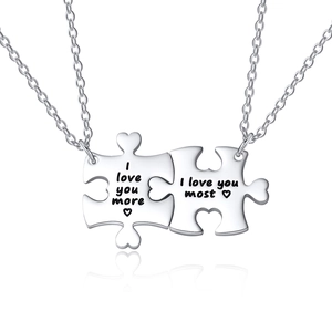 Détails des colliers puzzle gravés avec les messages I love you more et most