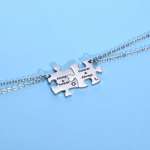 Détail macro des colliers puzzle avec gravure Always and Forever et motifs soleil et lune