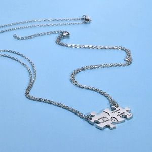 Détail du collier coeur puzzle en acier inoxydable avec gravure Always and Forever