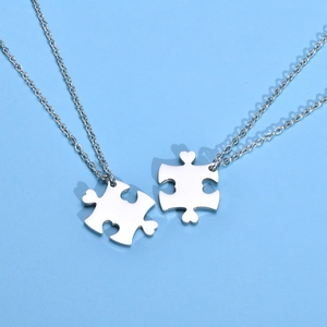 Pendentifs puzzle assortis en acier poli sur fines chaînes O aux bords arrondis