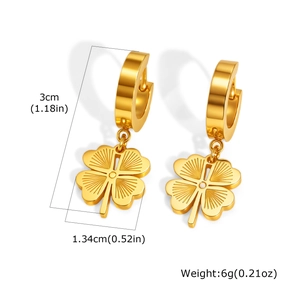 Détail des boucles d'oreilles trèfle en acier inoxydable doré avec texture et dimensions