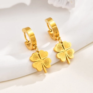 Boucles d'oreilles trèfle à quatre feuilles doré avec texture sur pierre blanche
