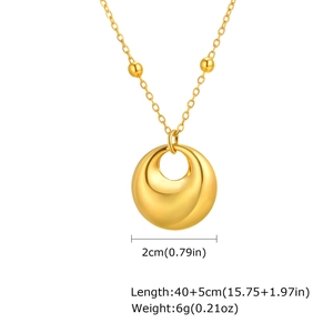 Vue détaillée du collier pendentif géométrique plaqué or 18 carats avec dimensions et poids