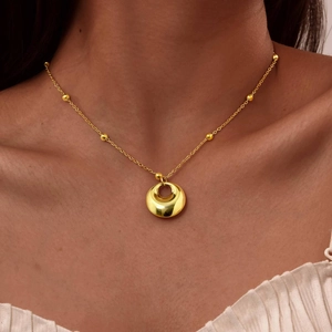 Élégant collier perlé en acier inoxydable or 18K avec pendentif cercle creux poli
