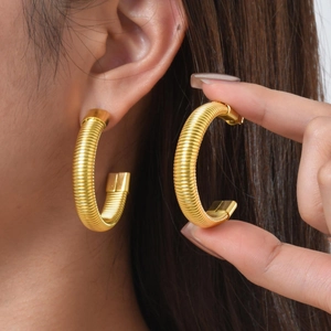 Créoles en forme de C plaquées or 18 carats avec un design texturé de fils en spirale
