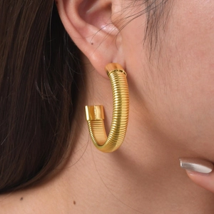Boucles d'oreilles créoles en acier inoxydable doré 18K avec texture serpent élégante