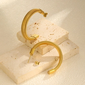Détail de boucles d'oreilles créoles en C plaquées or 18K avec texture spirale tubogas
