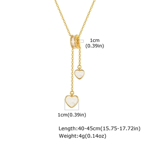 Détail du collier en Y doré avec pendentifs cœurs en nacre et fermoir coulissant en zircon