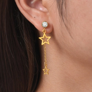 Orecchini a stella in acciaio inossidabile oro 18K con zirconi indossati da modella