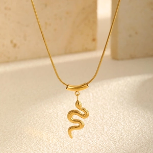 Collier Pendentif Serpent en Acier Inoxydable Plaqué Or 18K pour Femmes Bijoux Personnalisés Mode Style Niche Chaîne d'Os de Serpent