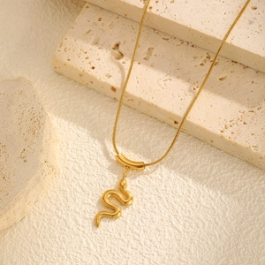 Vue détaillée du pendentif serpent plaqué or 18K avec textures d'écailles sur chaîne fine