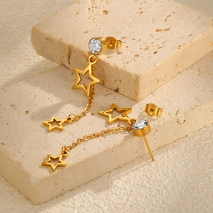 Dettaglio di orecchini a stella in oro 18K con cristallo e nappe a forma di pentagramma