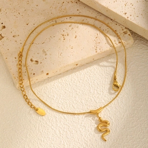 Collier pour femme en acier inoxydable plaqué or 18 carats avec pendentif serpent