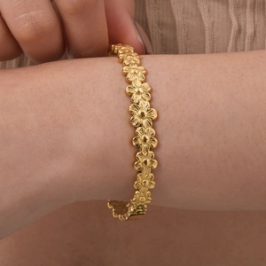 Elegant 18K gold-plated stainless steel bracelet featuring hollow daisy flower charms
