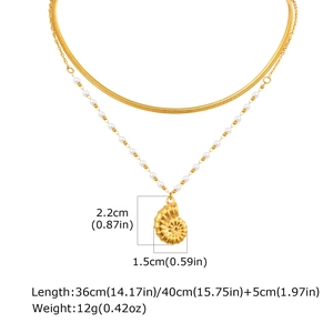 Détails du pendentif coquillage en or 18K avec chaînes superposées serpent et billes