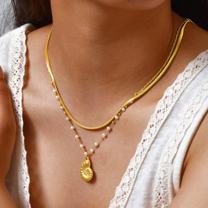 Collier double rang en or 18K avec pendentif coquillage et perles pour l'été