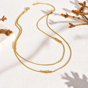 Collier double épaisseur en acier titane doré avec petites perles et chaîne réglable