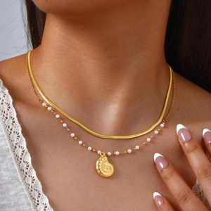 Détail du collier double couche plaqué or 18 carats avec pendentif conque et chaîne