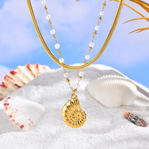 Collier double rang plaqué or 18 carats avec pendentif coquillage et perles blanches
