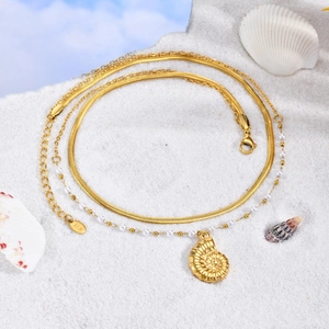 Collier marin 3 rangs plaqué or 18K avec pendentif coquillage sur sable blanc