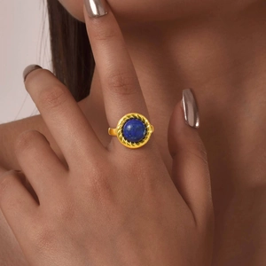 Détail d'une bague en acier doré 18K avec une pierre lapis-lazuli et texture torsadée