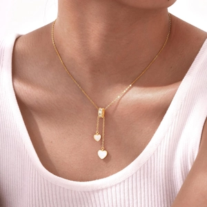 Élégant collier en titane doré pour femme avec cercle de zircon et pendentifs cœurs