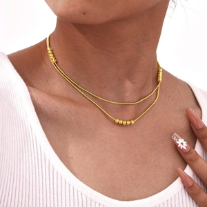 Collier double rang en titane doré avec chaîne serpent délicate et petites billes en métal