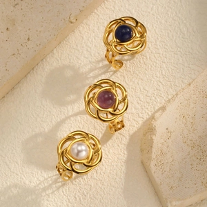 Tre anelli a fiore in acciaio placcati oro 18K con perla, lapislazzuli e cristalli