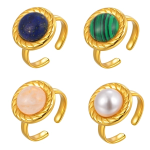 Lot de quatre bagues ouvertes en acier doré 18K avec pierres naturelles et perles