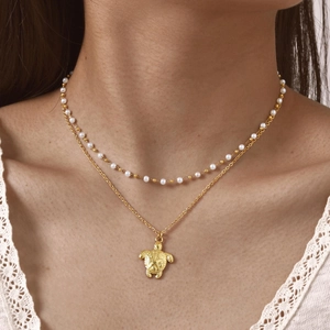 Collier double rang en acier doré avec pendentif tortue et perles blanches