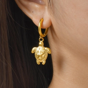 Boucles d'oreilles créoles tortue de mer en acier inoxydable plaqué or 18 carats