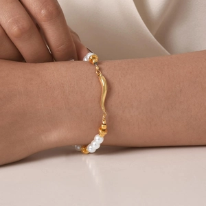 Macro di bracciale con perle placcato oro 18K con elegante maglia metallica a onda