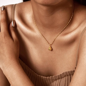 Collana minimalista in acciaio inossidabile placcato oro 18K con ciondolo a goccia