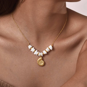 Collier marin plaqué or 18 carats avec coquillages blancs et pendentif nautile sur modèle
