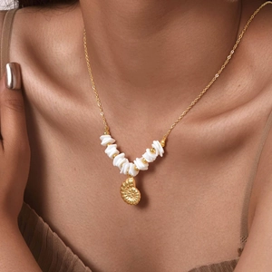 Collier bohème en acier inoxydable doré 18K avec pendentif en nacre blanche et coquillage