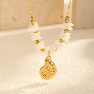 Collier Pendentif Nautilus en Acier Inoxydable Plaqué Or 18K Avec Fragments de Coquillages Blancs pour Femmes Bijoux de Plage Bohème